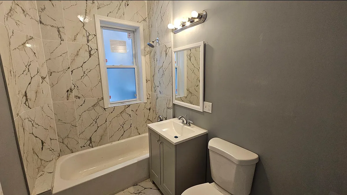 Building Photo - 6420 S Cottage Grove Ave #2N