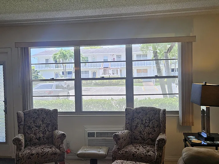 27 Newport Ct #B — Photo 2