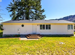 425 Moonhill Rd, Tenmile, OR 97481