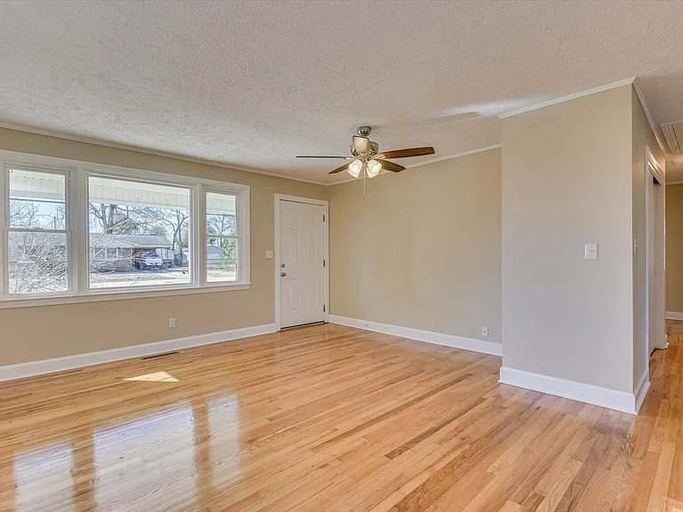 302 Burgess Dr — Photo 7