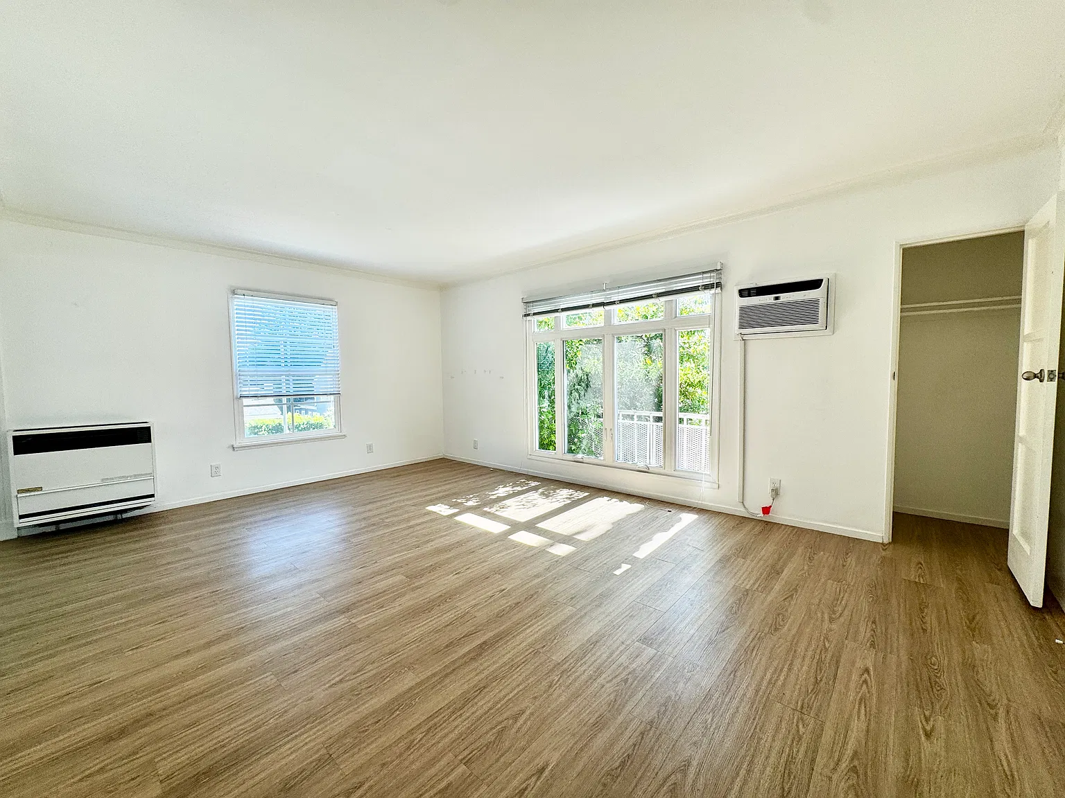 1327 N Fairfax Ave — Photo 2
