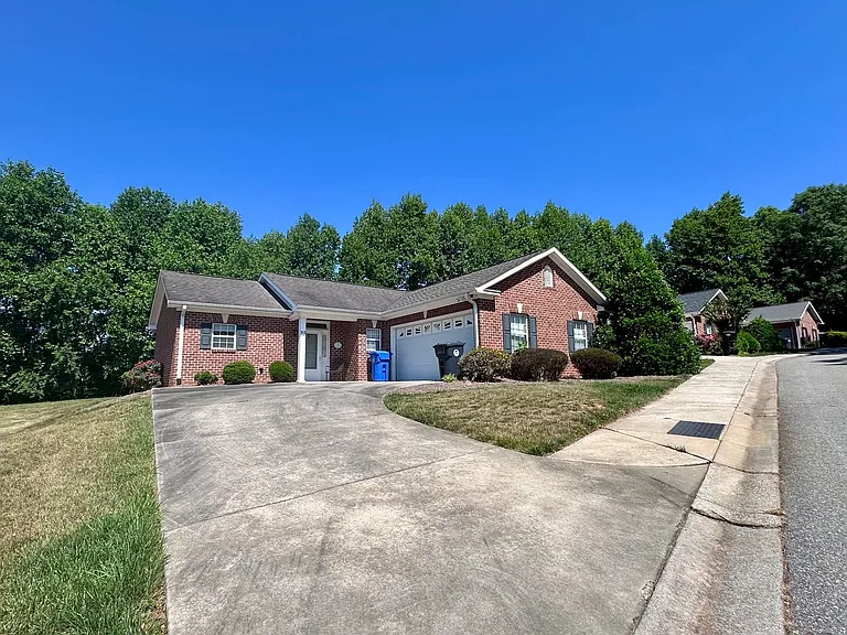 212 Old Brickyard Cir — Photo 2