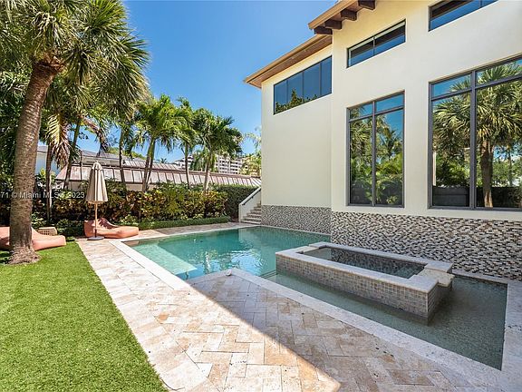 2nd image of 330 Caribbean Rd