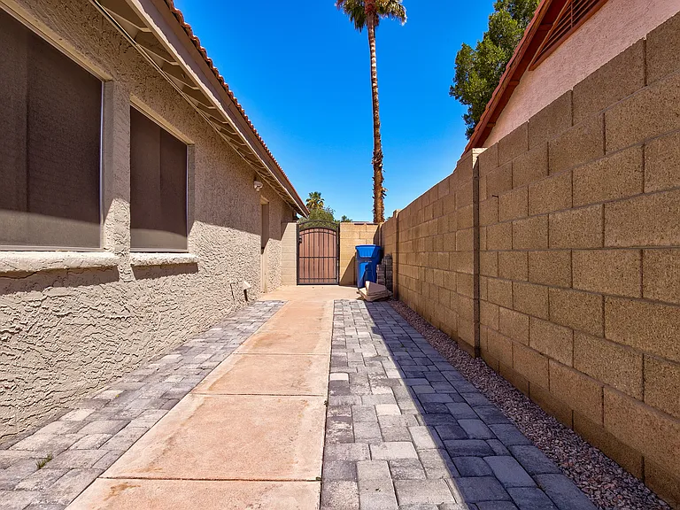 1945 E Velvet Dr — Photo 45