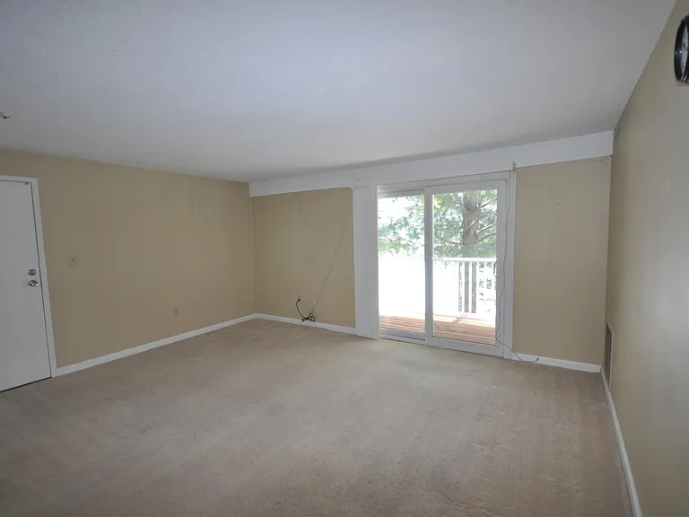 2 Post Oak Ln #8 — Photo 3