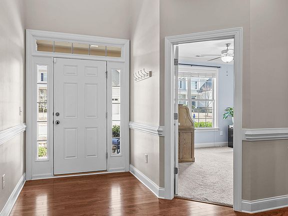 3rd image of 605 Crimson Oak Ln