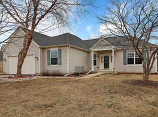 318 W Highplains Rd, Round Lake, IL 60073