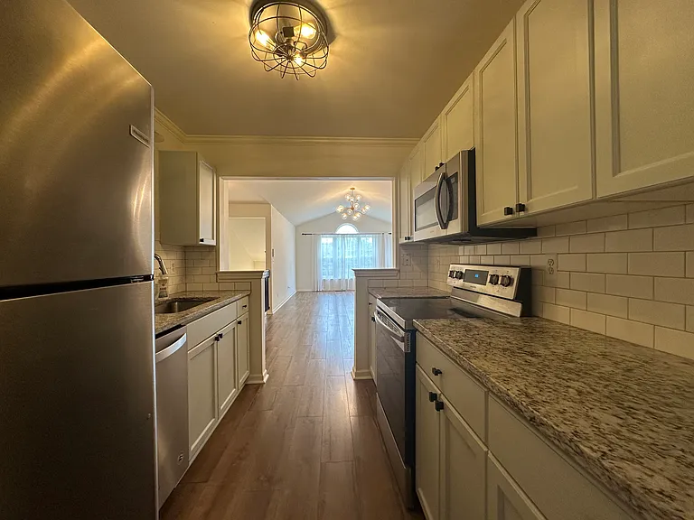 4033 Berkshire Dr — Photo 8