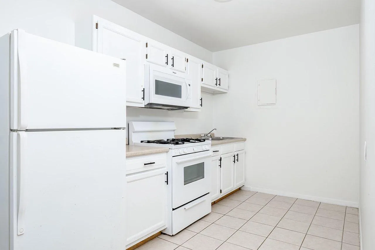 1004 Samantha St — Photo 1