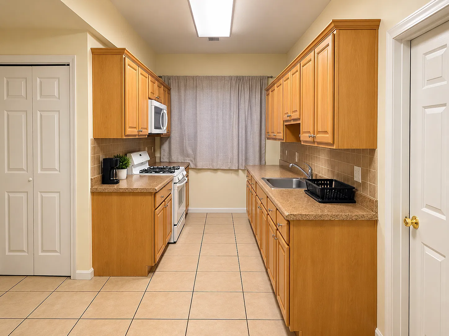 3 bed, 1.0 bath, 800 sqft, $2,150 — Photo 3