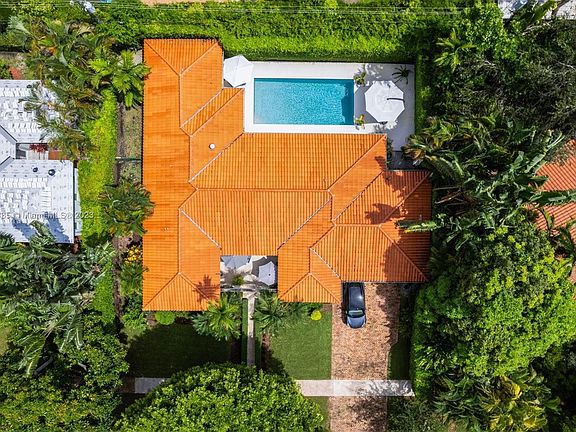 5th image of 611 Santurce Ave