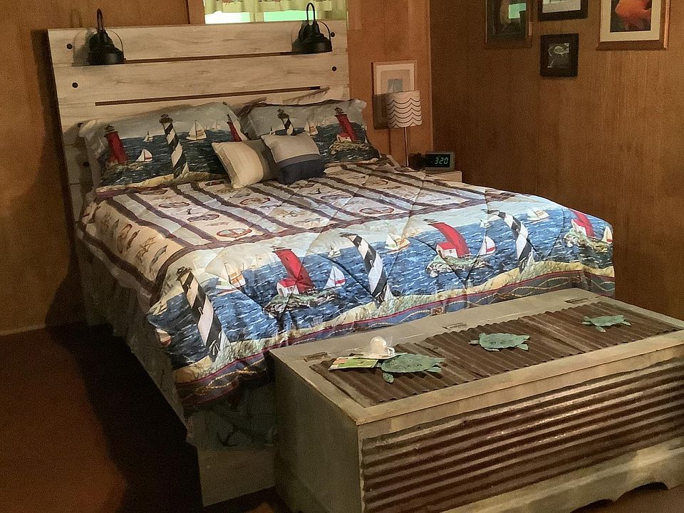 Queen bed with headboard lighting