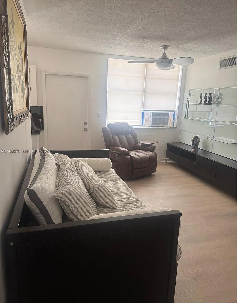 713 Collins Condo — Photo 2