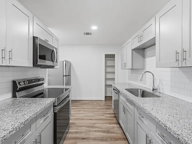 5962 Ridgeway Dr — Photo 8