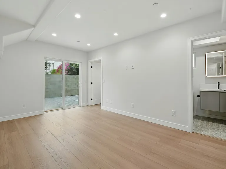 8234 Blackburn Ave #8236-1/2 — Photo 26