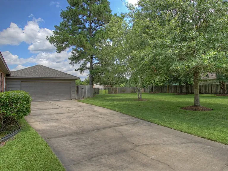 25731 Lake Lawn Dr — Photo 2