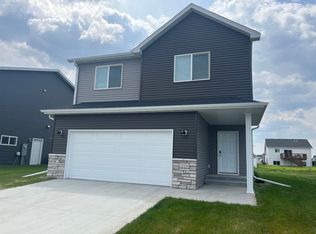 1224 Jill Dr W, West Fargo, ND 58078