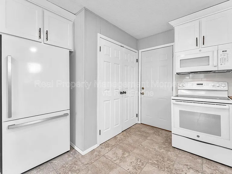 3204 N Wildan Ave — Photo 8