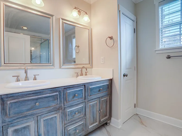 1033 N Hampton Ave — Photo 23