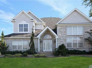 48 Blueberry Ridge Dr, Holtsville, NY 11742