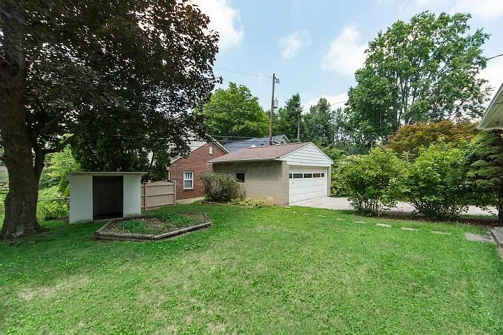 Worthington Schools, Wilson Hill, 3BR Home, fenced in yard, 2 car garage — Photo 4