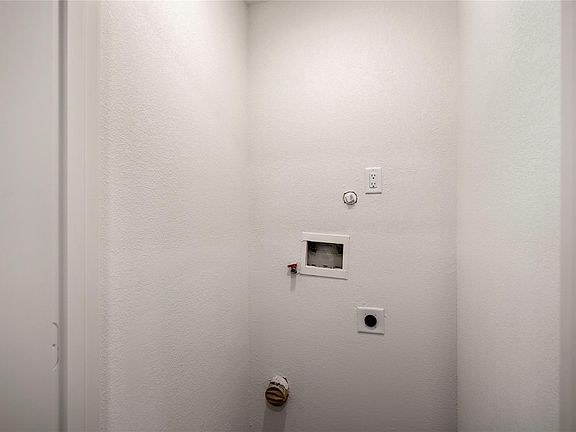 4th image of 3923 Alsace St