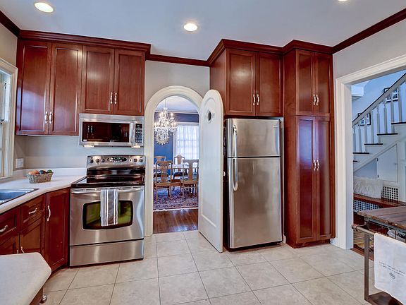 3rd image of 3939 N Stowell Ave