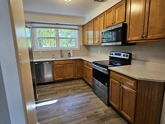 Kitchen with Stainless Appliances & Quartz Counters