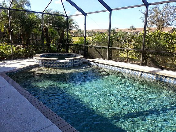Oversized Pool and jacuzzi 