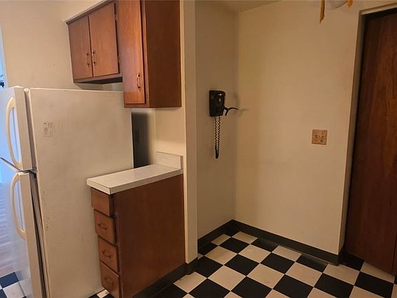 4th image of 10 Wayne Ter APT 21