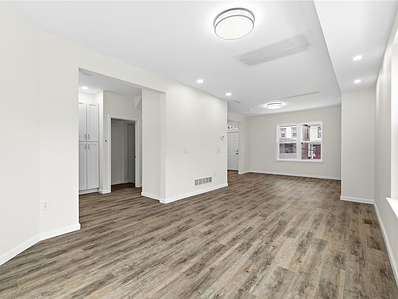 5th image of 303 Elsdon St