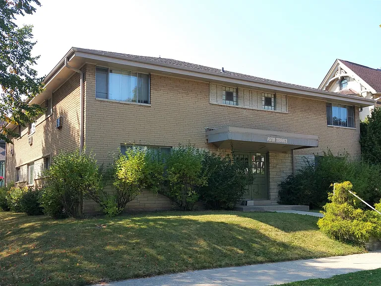 1657 N Astor St — Photo 10