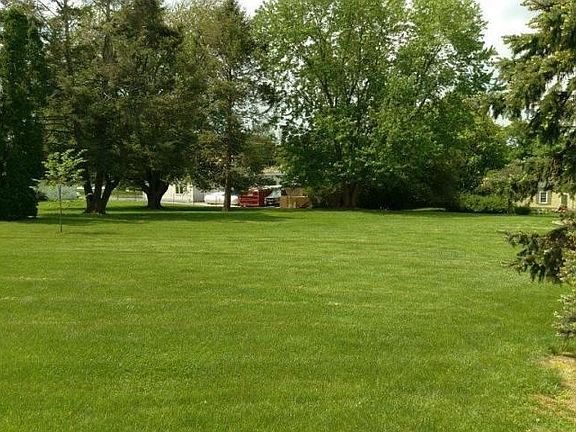 3/4 acre lot & private 