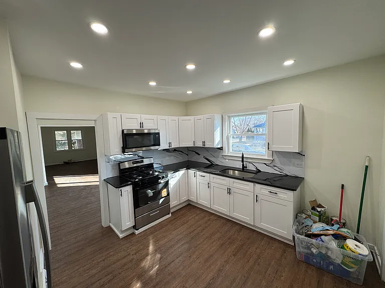 940 Becker St — Photo 2
