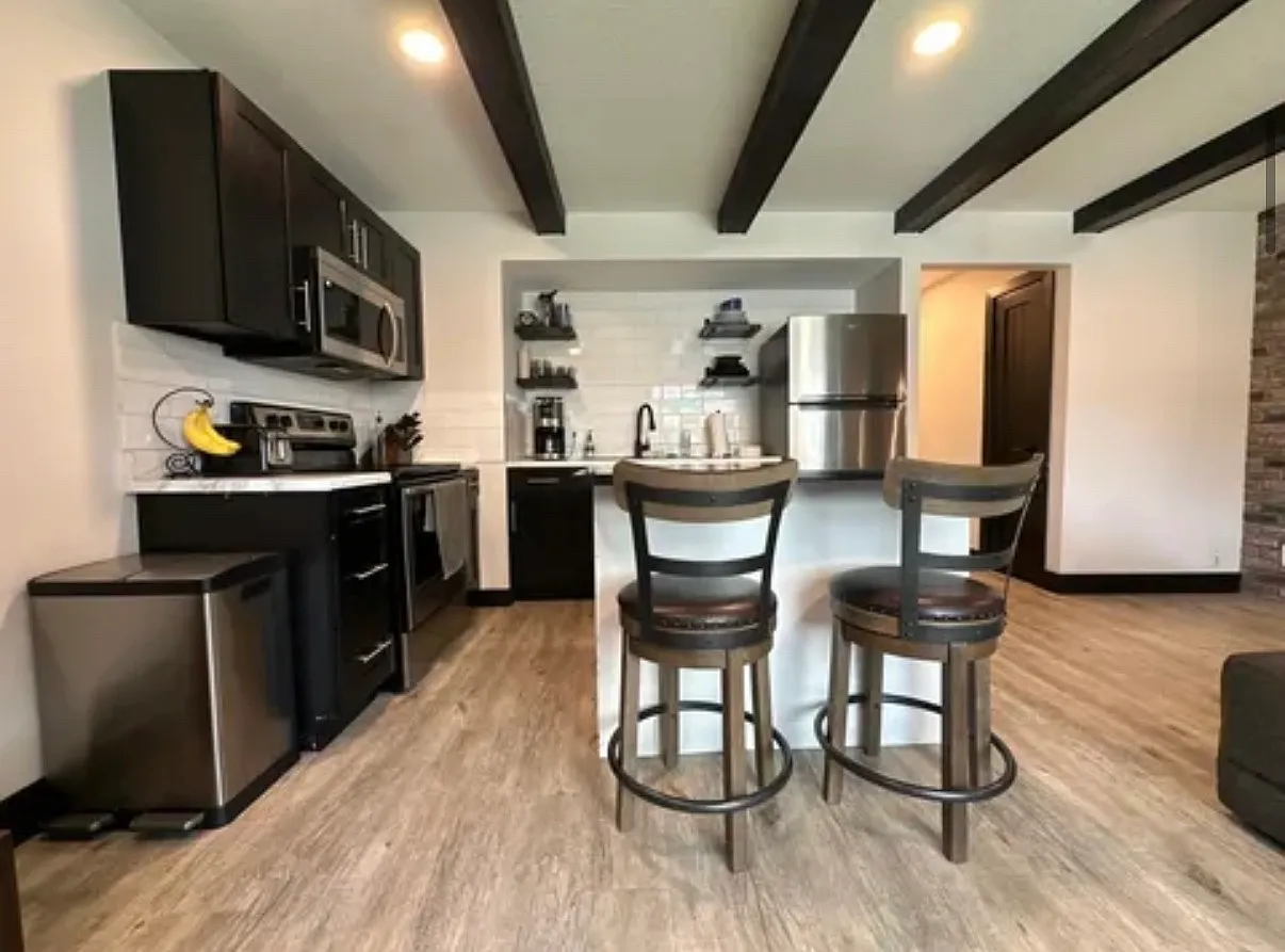 3 bed, 900 sqft, $2,300 — Photo 2