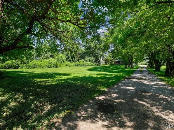 1625 Charbonier Rd, Florissant, MO 63031