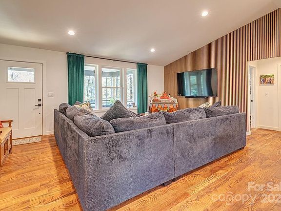 4th image of 15 Edmond Woods Pl