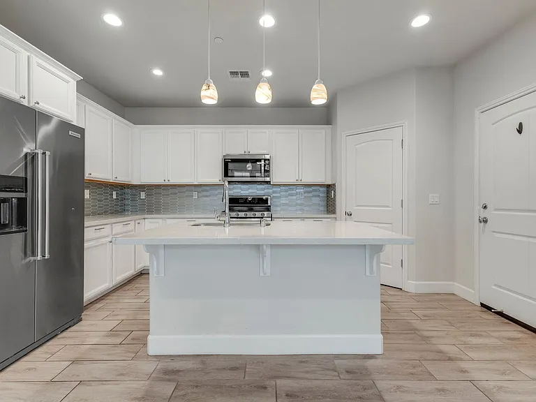19218 Coliseum Ln — Photo 6