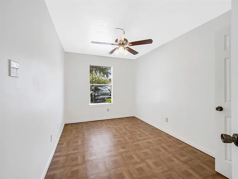 308 Willowick St — Photo 4