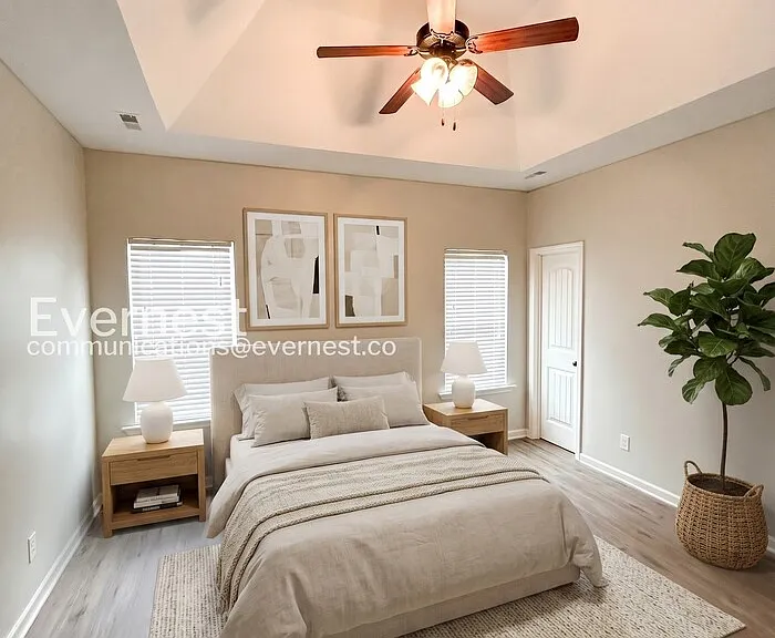 208 Hampton Dr — Photo 4