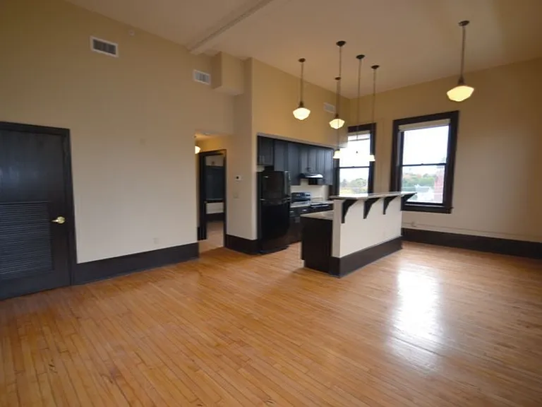 300 N Lowell Ave — Photo 4