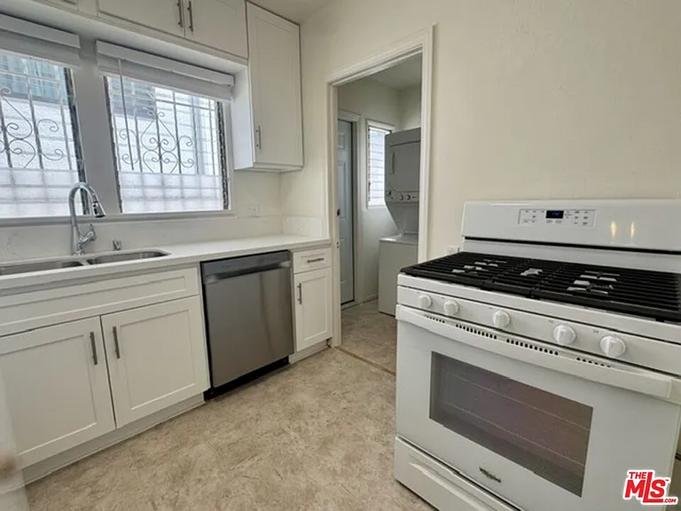 942 Havenhurst Dr — Photo 8