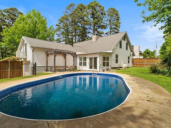 2nd image of 8 Pine Ridge Cir