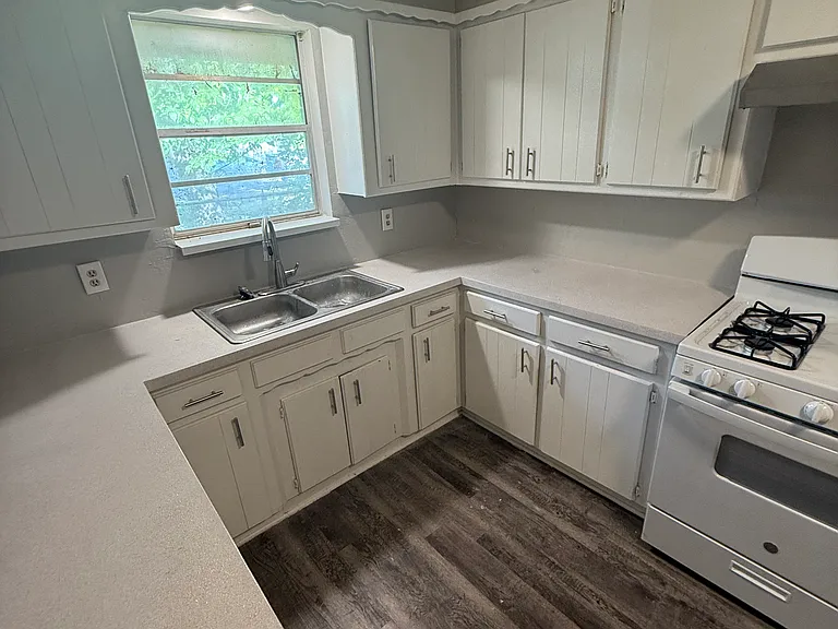 1220 N Purdue Ave — Photo 6