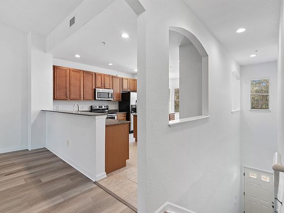 3rd image of 215 Bayberry Cir Unit 605