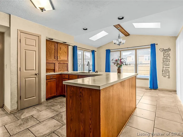 2201 Glenn Abbey — Photo 17