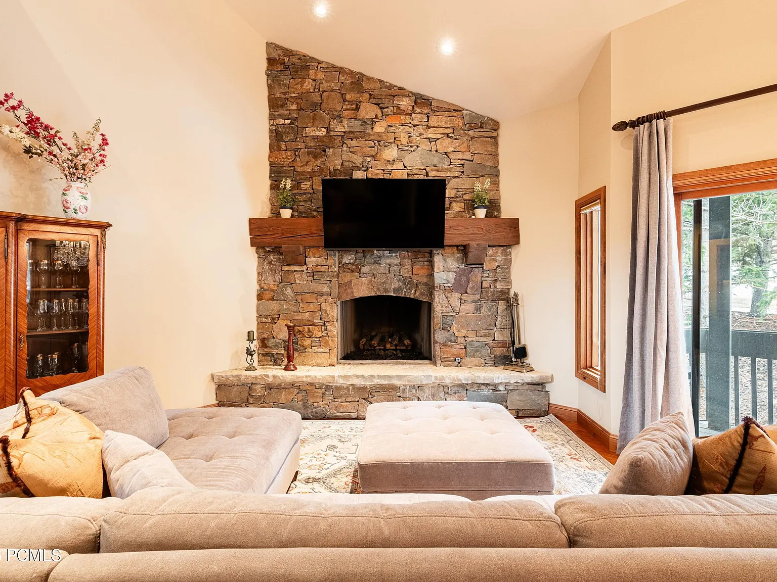 3 bed, 2570 sqft, $8,000 — Photo 3