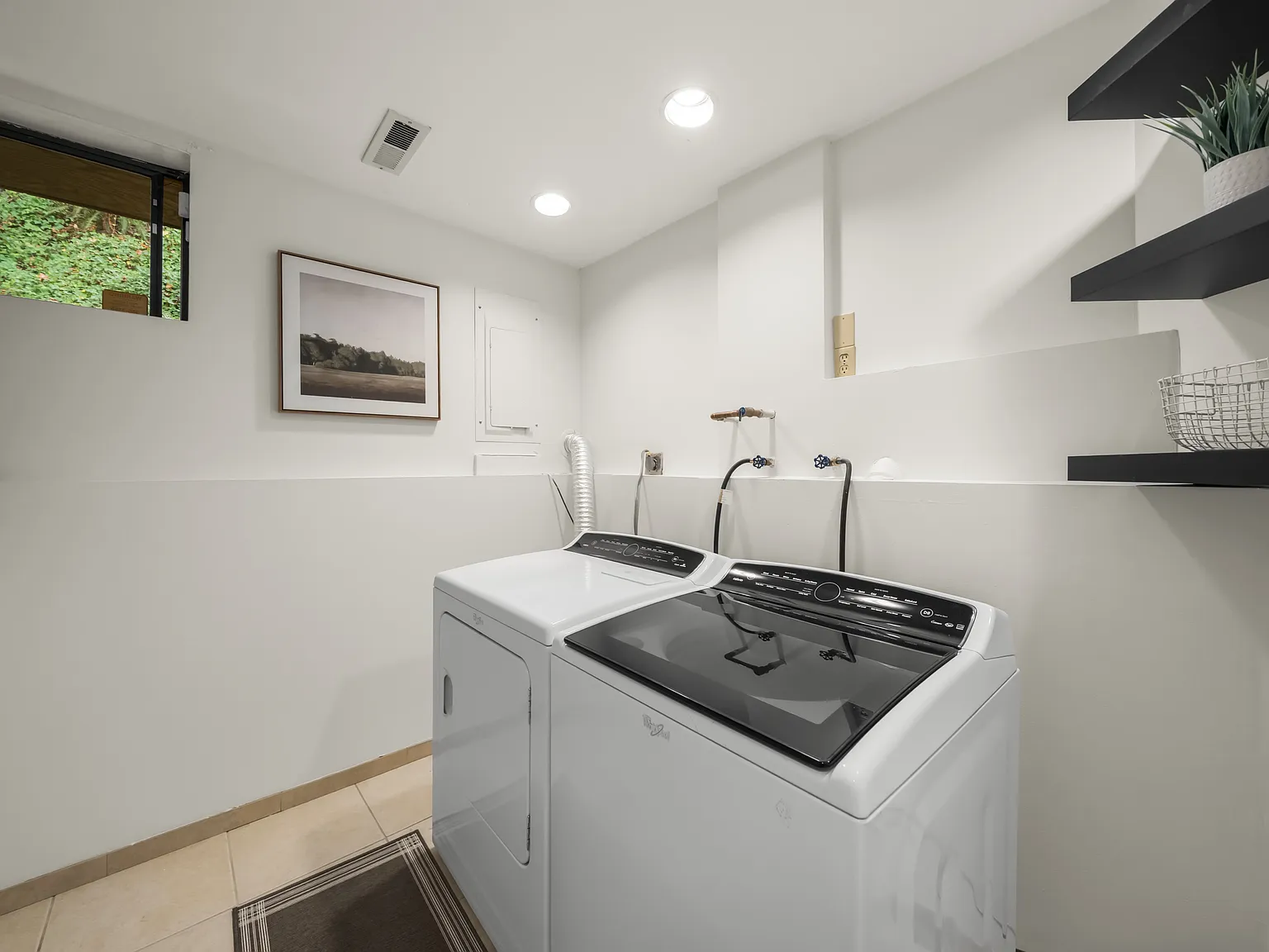 4 bed, 2395 sqft, $5,900 — Photo 2