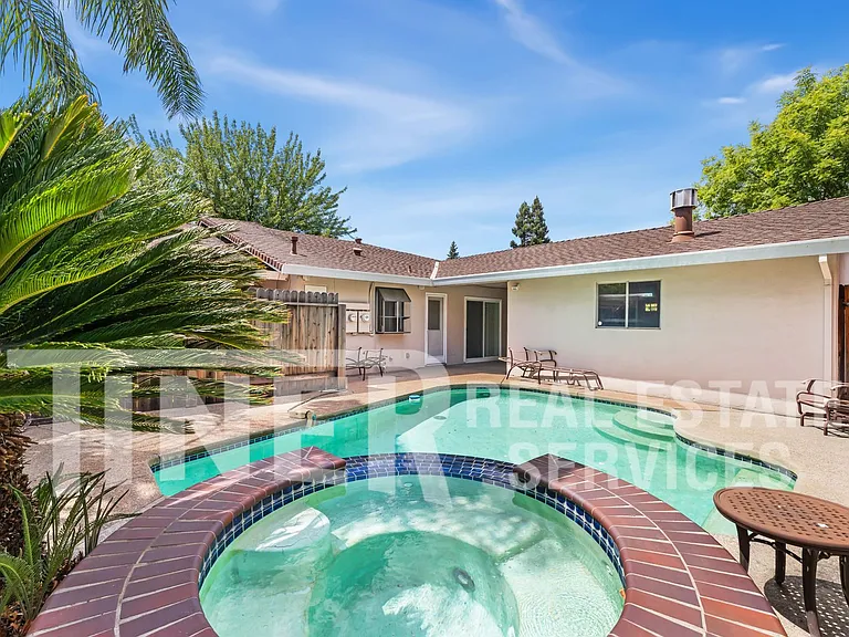 8 Saratoga Cir — Photo 1
