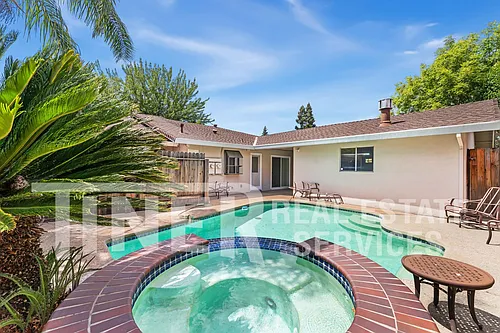 8 Saratoga Cir Photo 1